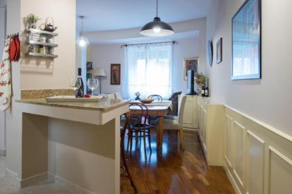 Glorioso Stylish Apartment - image 2