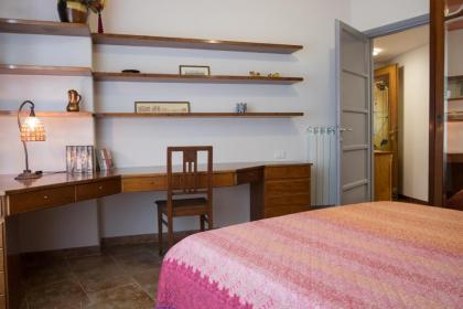 Glorioso Stylish Apartment - image 9