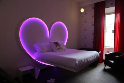 iRooms Jacuzzi Suites - image 9