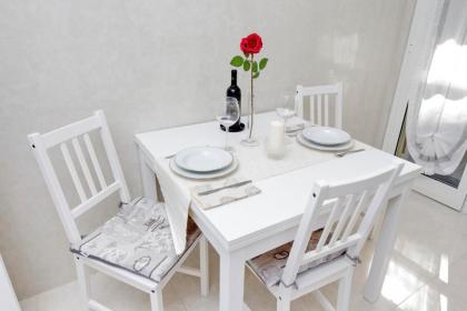 Roman Holiday Charming - image 14
