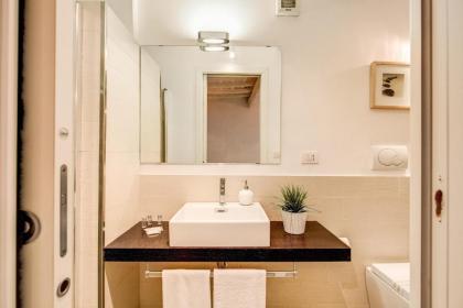 YH Jacuzzi Suite - image 3