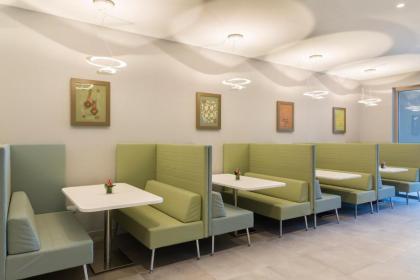 Hampton by Hilton Rome East - image 11