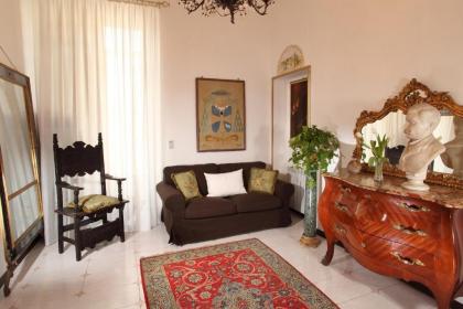 Roma Central Guest House - image 1