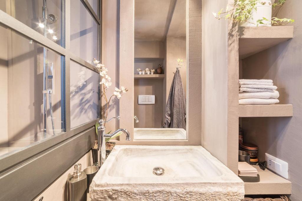 Navona Luxury and Charming Apartment with Terrace - image 5