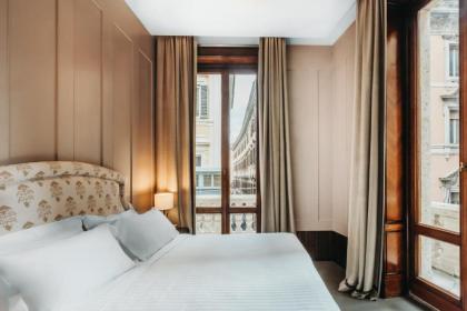 Singer Palace Hotel - image 1