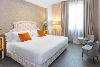 Singer Palace Hotel - image 4