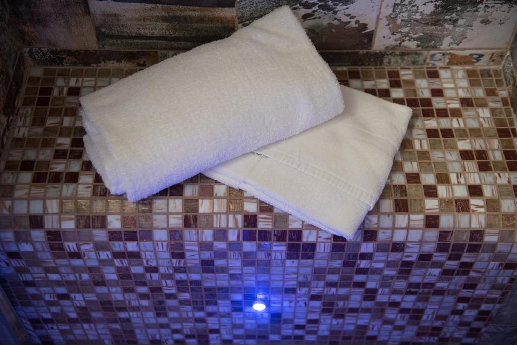 Navona Jacuzzi Rooms - image 3