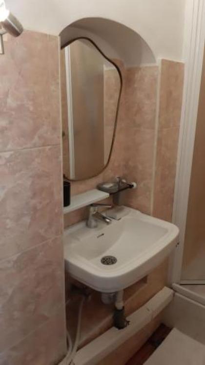 Trastevere Intimate Apartment - image 9