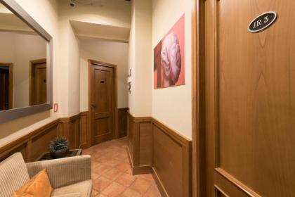 JR Suites - image 7