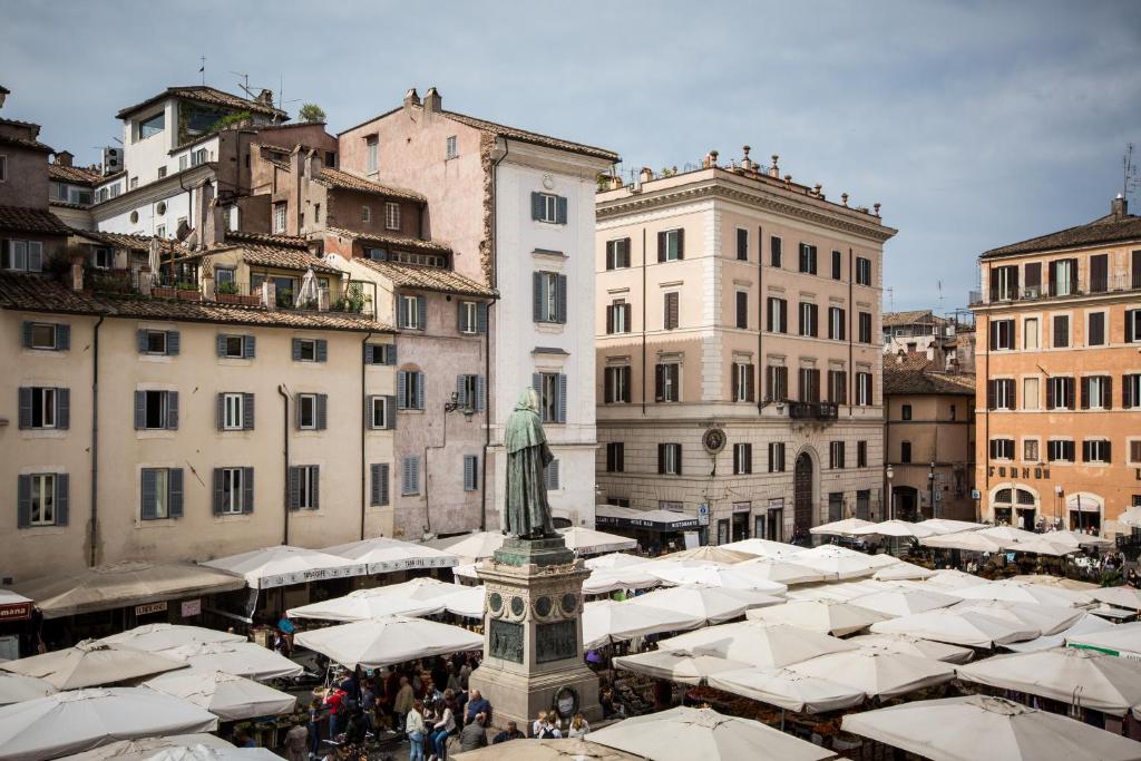 BBHOMEROME - Piazza Campo de' Fiori Luxury Flat View - main image