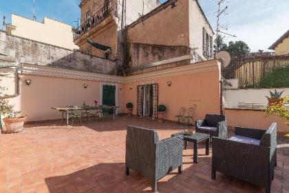 Monti Stunning Apartment with Terrace - image 5
