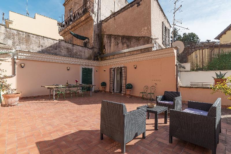 Monti Stunning Apartment with Terrace - image 5