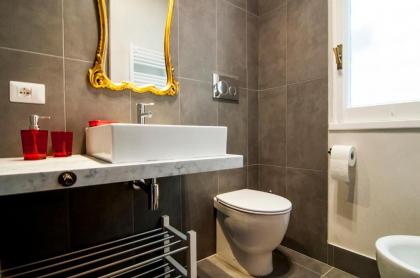 Vatican Museums Roomy Apartment - image 9