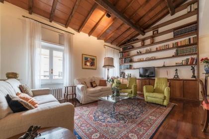 Quiet and classic on two floors by Trevi Fountain - FromHometoRome - image 1