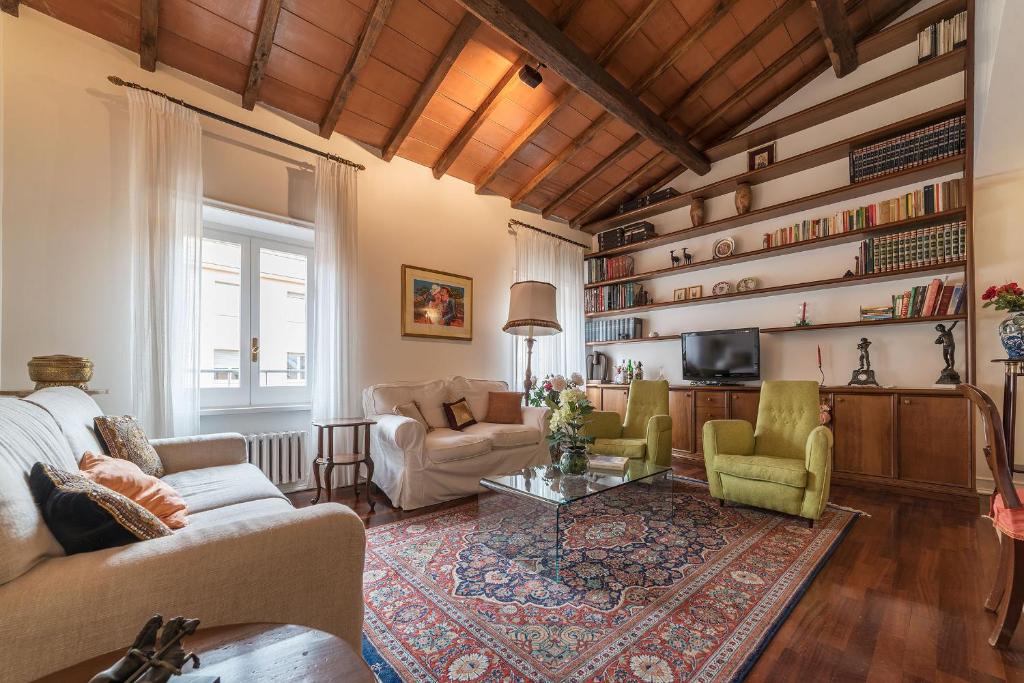 Quiet and classic on two floors by Trevi Fountain - FromHometoRome - main image