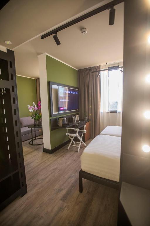 MOVIE MOVIE HOTEL - image 2