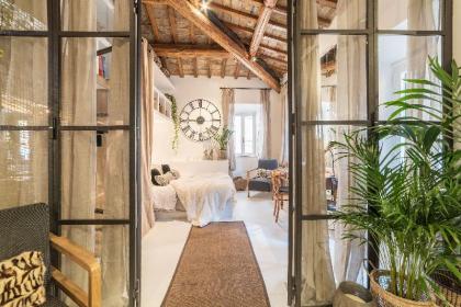 Charming Luxury Navona Apartment  - image 14
