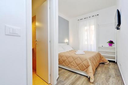 Deco's Place Roma Cloe - image 5
