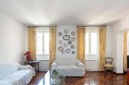 Beautiful Roman Apartment Next To Trevi Fountain - image 8