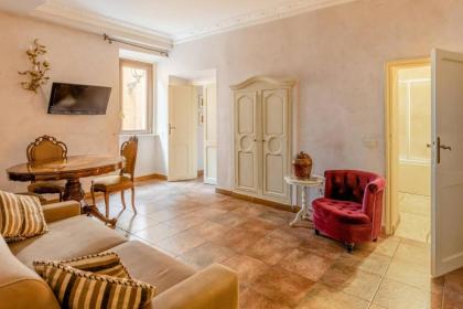 Rome right in the ancient historical center two bedrooms two bath Up to 6 pax