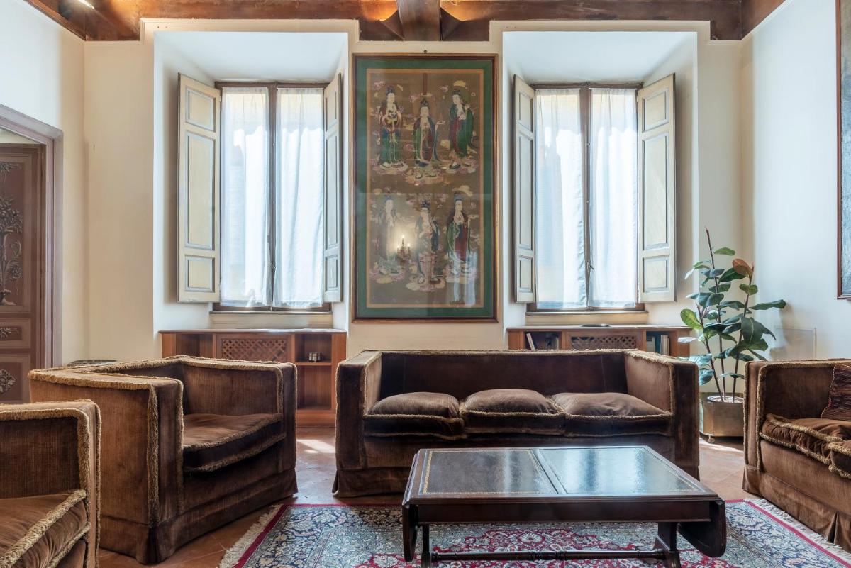 Fontana di Trevi Elegant and Exclusive Apartment - image 3