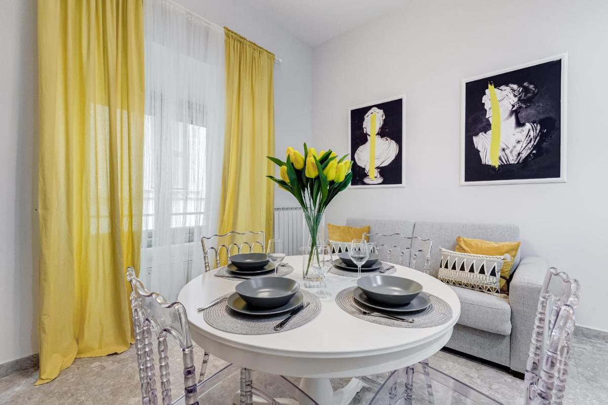 CRYSTAL TREVI FOUNTAIN - romedreamhome - main image
