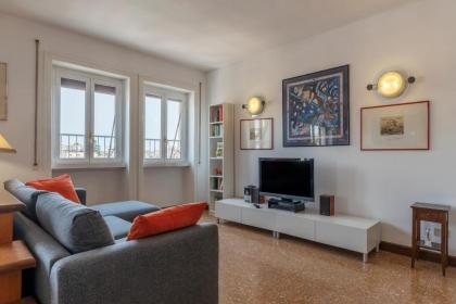 Roomy and Bright Apartment with Terrace - image 12