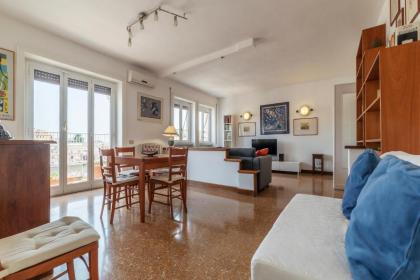 Roomy and Bright Apartment with Terrace - image 13