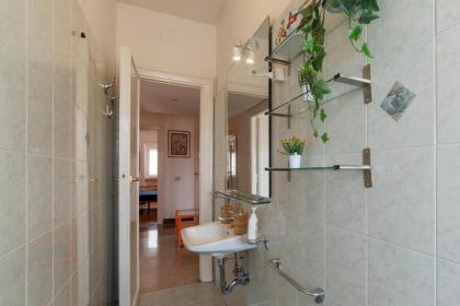 Roomy and Bright Apartment with Terrace - image 17