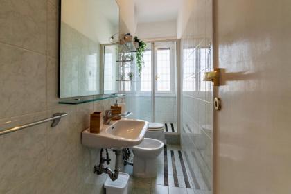 Roomy and Bright Apartment with Terrace - image 19