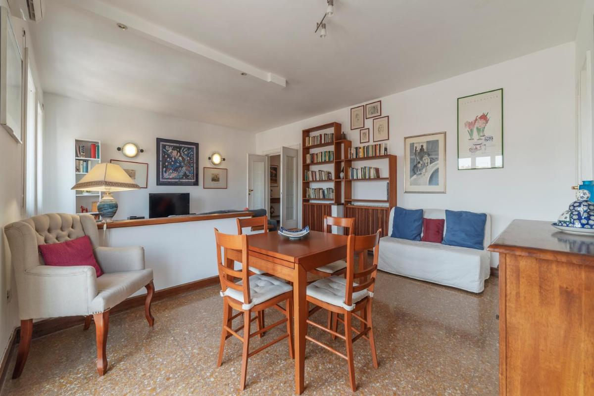 Roomy and Bright Apartment with Terrace - image 2