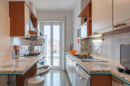 Roomy and Bright Apartment with Terrace - image 3