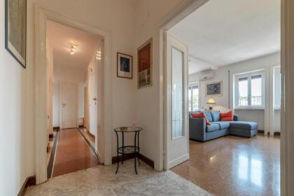 Roomy and Bright Apartment with Terrace - image 9