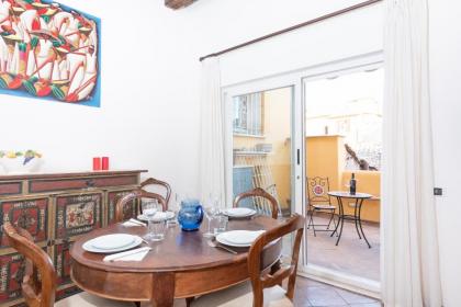 Stunning Campo De Fiori Apartment with Terrace - image 2