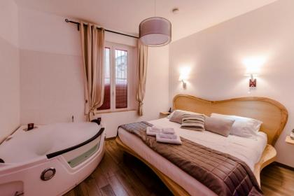 Flatinrome Trastevere Deluxe Rooms - Green Patio - image 12