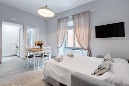 TREVI FOUNTAIN - SHABBY - RomeDreamHome - image 5