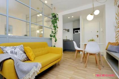 RENOVATED AND DESIGN FLAT CLOSE TO THE CENTER - image 17