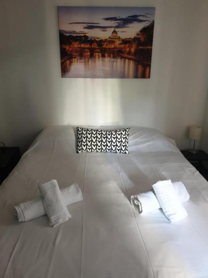 Vatican Canal Apartment 9 - image 2