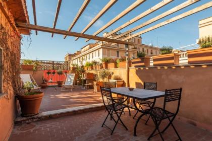 Bright and Comfy Terraced Apartment in Trastevere