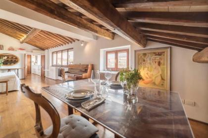 Pantheon Charming Penthouse