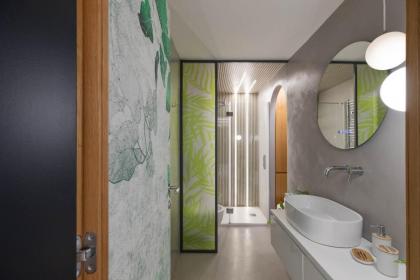 iFlat Glass and Stone Loft - image 12
