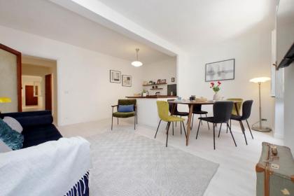 Monti Spacious Apartment 2 - image 8
