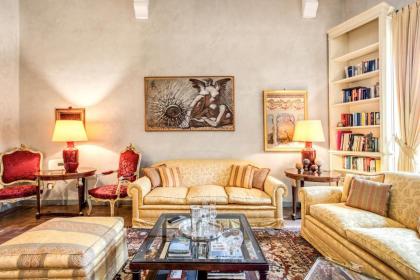 Wonderful Apartment with Balcony in Piazza Margana - image 10