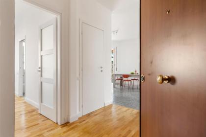 Bright apartment in quiet and green area - image 15