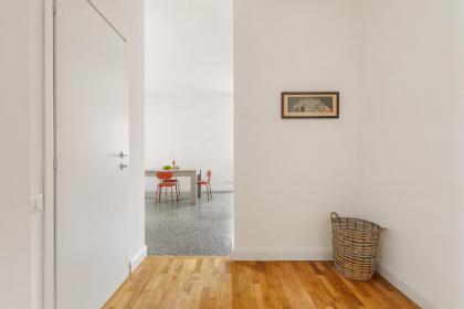 Bright apartment in quiet and green area - image 16