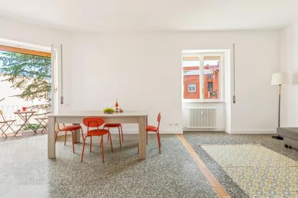 Bright apartment in quiet and green area - image 6
