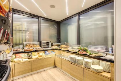 Trevi Hotel - image 8