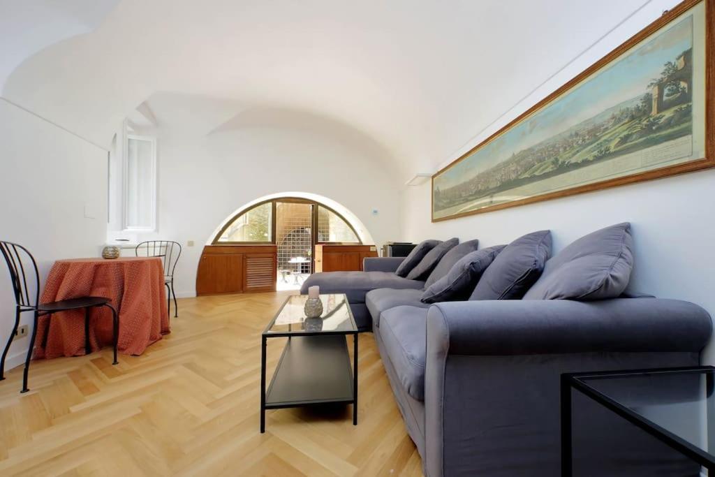 Pantheon Apartment with private terrace - image 2