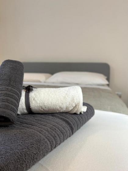 Holly Sweet Home - image 14