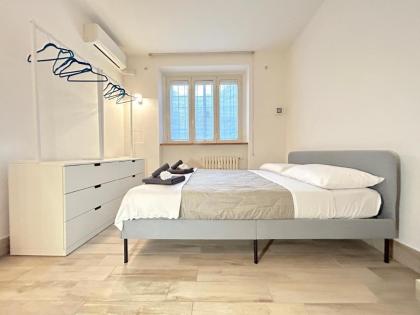 Holly Sweet Home - image 2